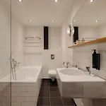 Adam's Canal House Otel