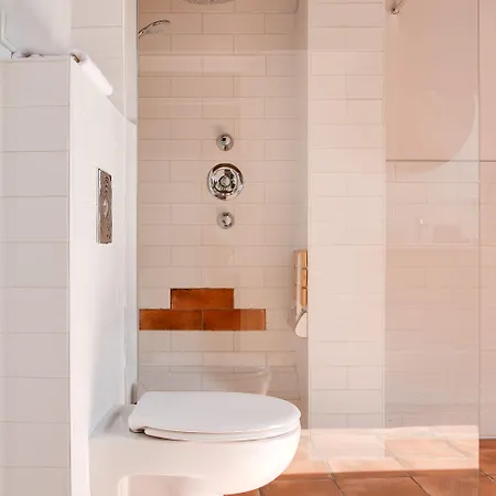 Ξενοδοχείο Adam's Canal House 4*